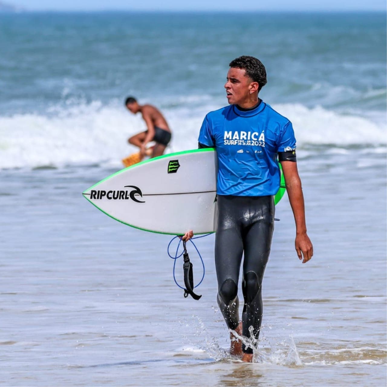 Atleta cabo-friense é premiado em campeonato de surf no Rio e recebe premiação das mãos de Gabriel Medina.