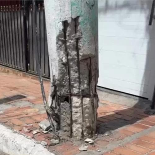 Poste com estrutura comprometida traz riscos a população