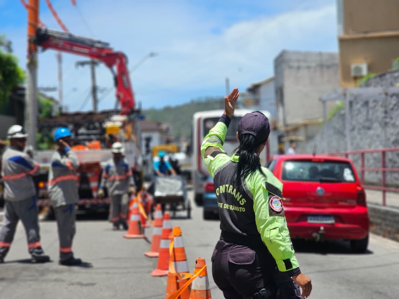 Manutenção da rede elétrica da Enel provoca alterações no trânsito em Arraial do Cabo