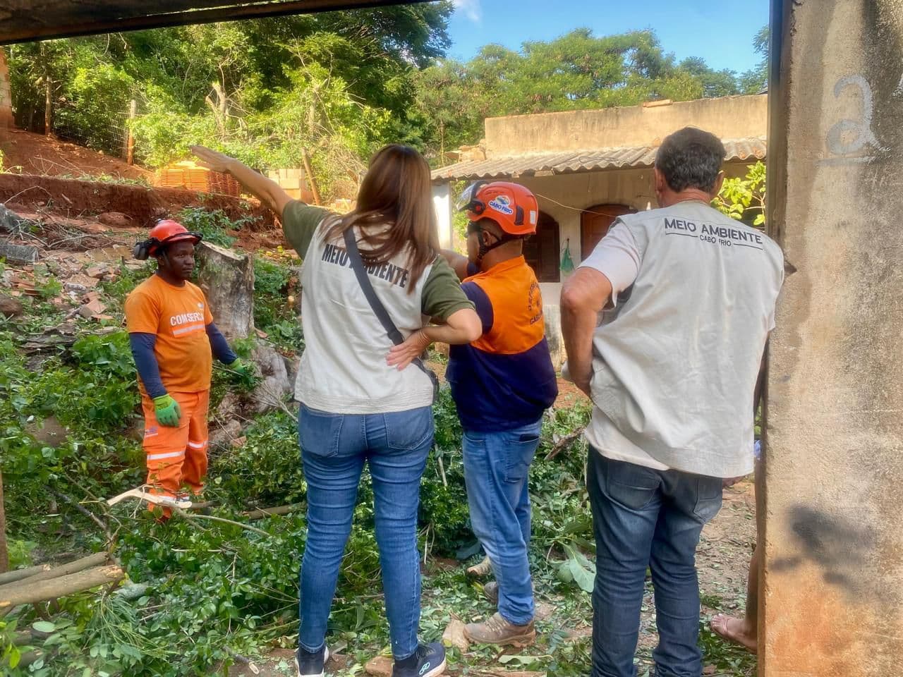Defesa Civil de Cabo Frio realiza intervenção preventiva em encosta no Jacaré após movimentação de terra