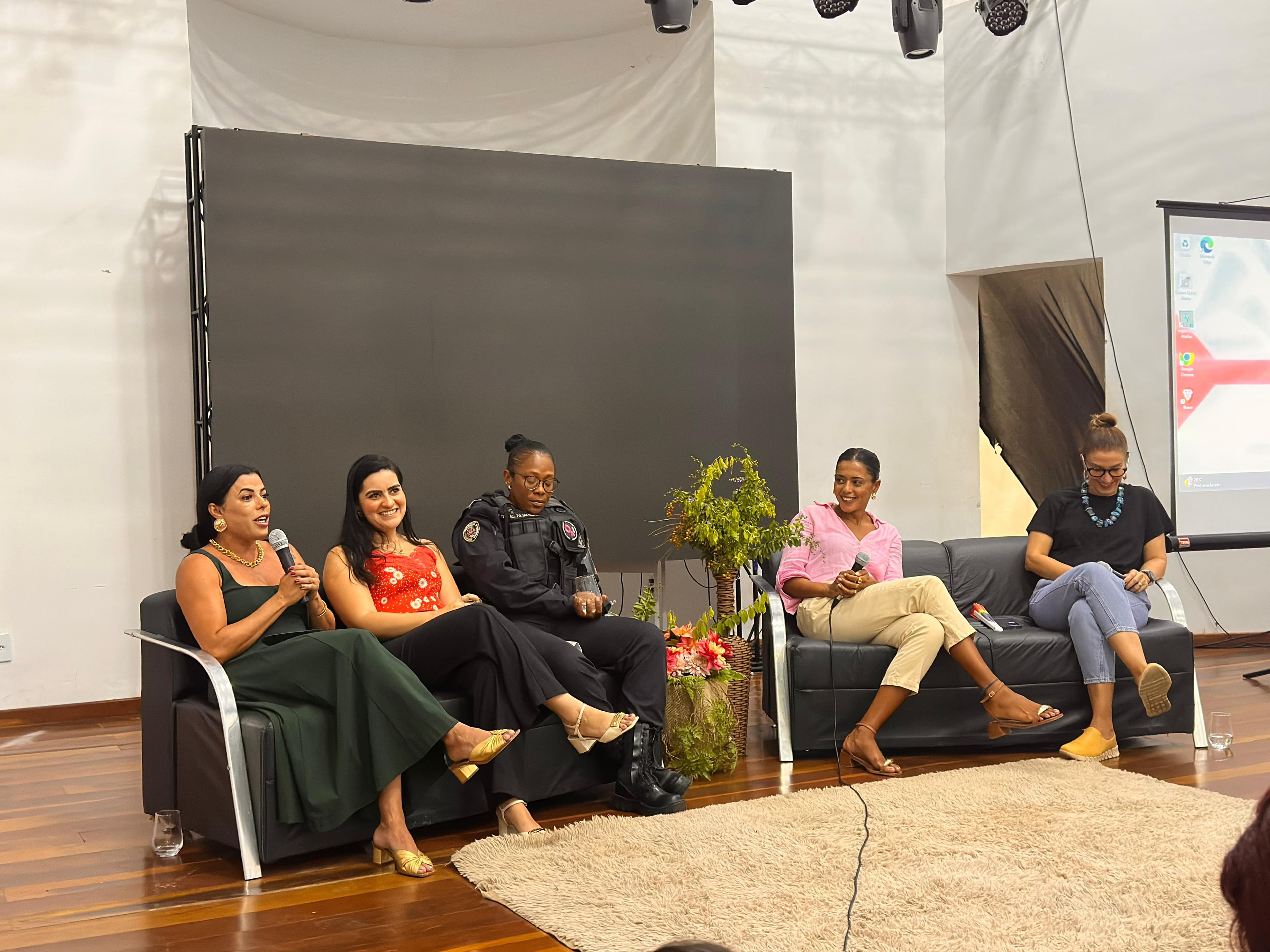 Mesa Rosa reúne estudantes e mulheres de destaque em Arraial do Cabo para bate-papo sobre protagonismo feminino